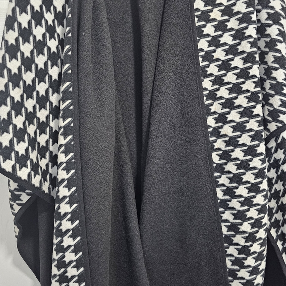 Woolrich Blanket Shawl - Picture 2 of 2